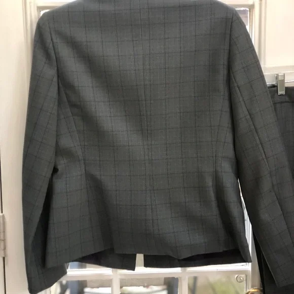 Womens 2 peice pantsuit, Size 8 - Picture 3 of 6